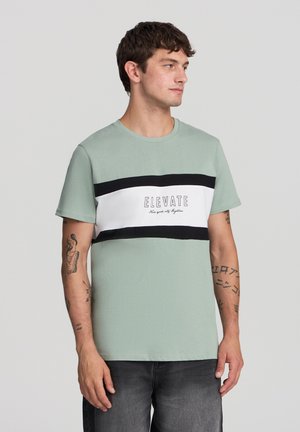 - T-shirt z nadrukiem