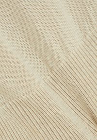 Tessuto knit beige caratterizzato da un design testurizzato con una finitura liscia e dettagli a coste lungo i bordi. Materiale morbido e leggero.