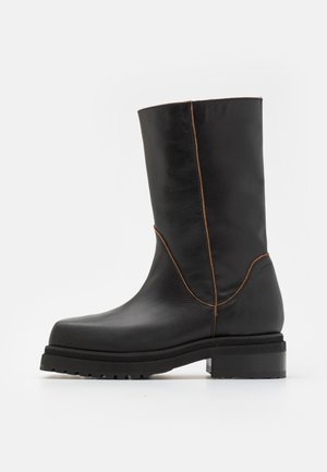 ECKHAUS LATTA STACKED BOOT UNISEX - Botas - black/brown