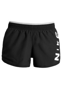 Czarne sportowe szorty wykonane z lekkiego materiału, z elastycznym pasem i wyraźnym białym logo z boku.