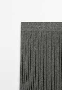 Jupe en maille côtelée grise avec une taille élastique, présentée à plat sur un fond blanc.