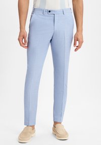 Hellblaue, maßgeschneiderte Hosen mit strukturierter Oberfläche, flachem Frontschnitt und einem einzelnen Knopfverschluss. Taschen auf beiden Seiten.