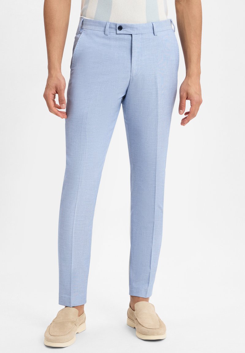 Hellblaue, maßgeschneiderte Hosen mit strukturierter Oberfläche, flachem Frontschnitt und einem einzelnen Knopfverschluss. Taschen auf beiden Seiten.