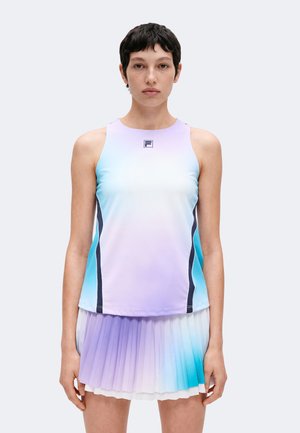 Vrouw die een mouwloze tanktop met verloop en een geplisseerde rok draagt in tinten paars, blauw en wit, staand tegen een effen achtergrond.