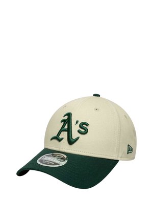 Cappellino da baseball beige e verde scuro con il logo "A's" ricamato sul fronte e il logo New Era sul lato, visiera curva con adesivo.