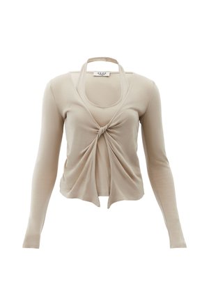 Top beige de manga larga con nudo al frente, tela suave, escote redondo y diseño cropped, con un acabado sin costuras.