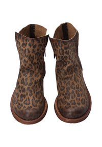 Kotníkové boty s leopardím vzorem vyrobené z texturované hnědé ekologické kůže, s nízkým podpatkem a bočním zipem pro snadné obouvání.