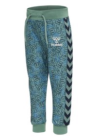 Gröna mönstrade joggers med blå geometriska mönster, elastisk midja och marinblå chevron-sidodetaljer. Tillverkade av andningsbart tyg.