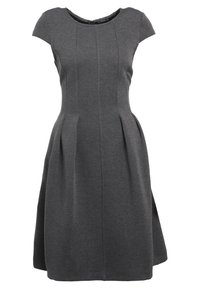 Grå klänning med figurnära liv, korta ärmar och utsvängd kjol. Den texturerade tyget har vertikala ränder och en rund halsringning.