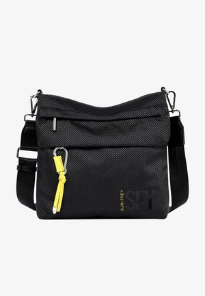 Bolso cruzado negro, texturizado, con parte superior con cremallera, correa ajustable y acento amarillo. Presenta un estampado de logo y detalles de hardware en plata.