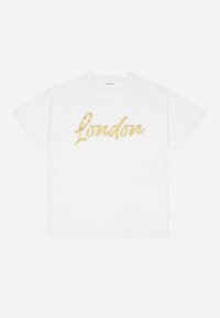 Camiseta de algodón blanca con un estampado en cursiva dorado que dice "London" en el frente. Diseño clásico de cuello redondo y corte relajado.