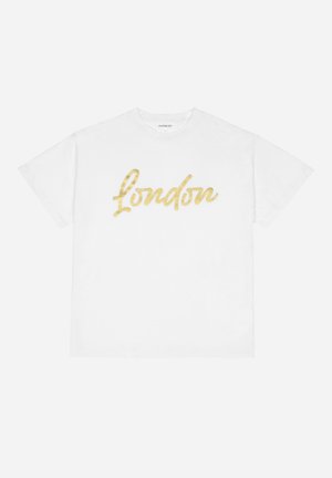 Camiseta de algodón blanca con un estampado en cursiva dorado que dice "London" en el frente. Diseño clásico de cuello redondo y corte relajado.