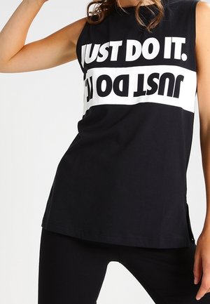 Haut noir sans manches en coton, avec un texte blanc audacieux "JUST DO IT. JUST DO IT." sur le devant, en styles et tailles contrastés.