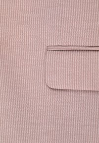 Jasnoróżowa tkanina z subtelnym wzorem w paski, z kieszonką z dopasowanym wykończeniem. Gładka tekstura i elegancki design.