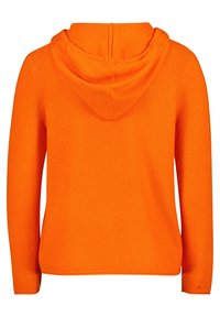 Pomarańczowy sweter z kapturem wykonany z miękkiego materiału. Posiada luźny krój, długie rękawy oraz bezszwowy kaptur. Gładka faktura, bez wzorów.