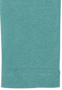 Turquoise katoenstof met een gladde textuur, voorzien van een gestikte zoom en een schone, recht afgesneden rand. Geen patronen of accenten zichtbaar.