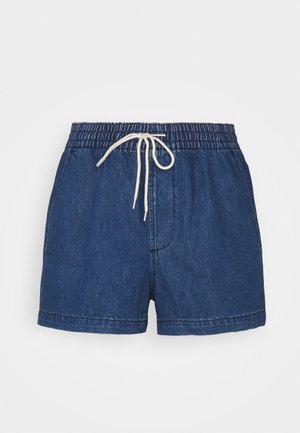 Pantalones cortos de mezclilla azul con cintura elástica y cordón blanco, con bolsillos laterales y dobladillo recto.