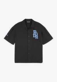 Camisa negra de manga corta con un corte relajado. Presenta el texto bordado en azul "PGDR" en el frontal y un pequeño logo en la manga.