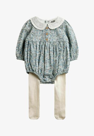Babyheldragt med blåt blomsterprint, hvid øjlet krave, træknapper og fastgjorte cremefarvede strømpebukser.