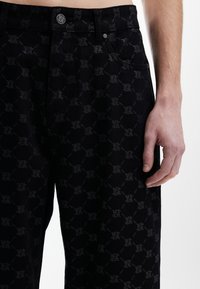 FAVELA MONOGRAM UNISEX - Løst sittende jeans - black denim