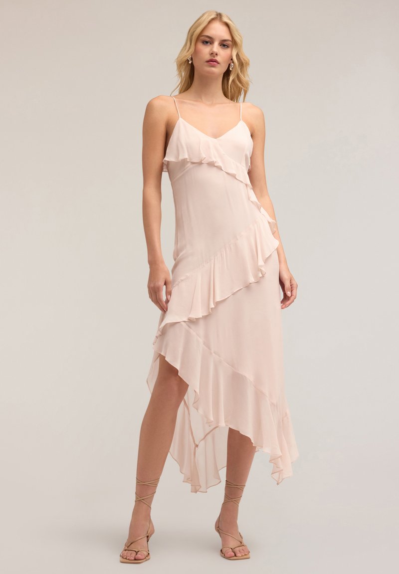 Helles rosa, bodenlanges Kleid aus Chiffon mit Rüschendetails und asymmetrischem Saum. Verfügt über dünne Spaghetti-Träger und eine weiche Textur.