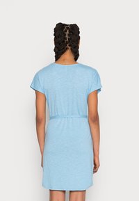 Vestido curto de manga curta em azul claro, com ajuste justo e cintura elástica. Apresenta um tecido texturizado e decote arredondado.