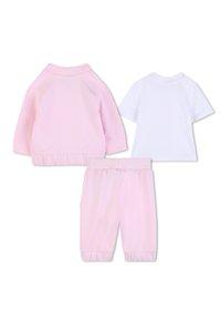 Ροζ βαμβακερή φούτερ με ριμπ τελείωμα, σετ με ταιριαστό ροζ παντελόνι φόρμας με μανσέτες στους αστραγάλους. Περιλαμβάνει λευκό κοντομάνικο μπλουζάκι.