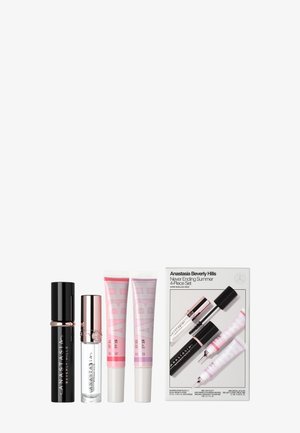 Set de maquillage Anastasia Beverly Hills quatre pièces comprenant un mascara, un gloss transparent, deux gels pour les lèvres teintés et l'emballage du produit.