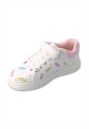 Białe sneakersy z pastelowym nadrukiem w słodycze, z różowym akcentem na pięcie i paskiem na rzep zamiast tradycyjnych sznurowadeł.