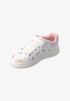 Białe sneakersy z pastelowym nadrukiem w słodycze, z różowym akcentem na pięcie i paskiem na rzep zamiast tradycyjnych sznurowadeł.