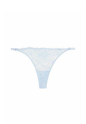 Perizoma in pizzo azzurro chiaro con motivo floreale e spalline laterali regolabili su sfondo bianco.