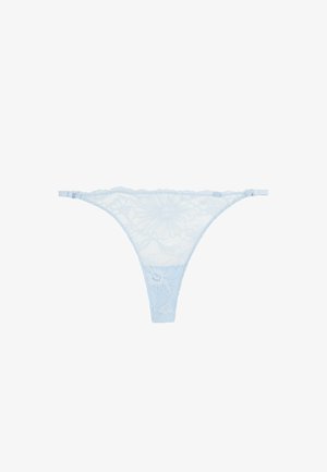Hellblaue Spitzen-String-Unterwäsche mit floralem Muster und verstellbaren Seitenträgern vor weißem Hintergrund.