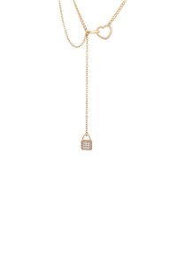 Collana in tonalità dorata con un link a forma di cuore e un pendente a lucchetto adornato con brillanti strass. La catena ha una texture delicata.