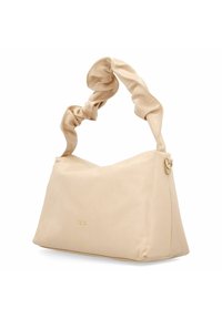Beige leren handtas met een zachte, gestructureerde vorm en een gerimpelde handgreep. Bevat een subtiele logo-accent en metallic hardware.