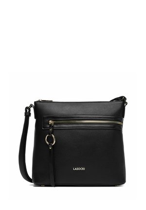 Bolso bandolera de cuero negro con bolsillo frontal con cremallera, tirador de anilla dorada, correa ajustable y logo LASOCKI en superficie de textura suave.