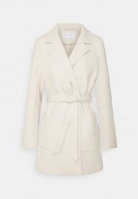 Cappotto color crema con vita cintata, colletto a punta e due tasche frontali. La texture appare liscia e morbida. Maniche lunghe.