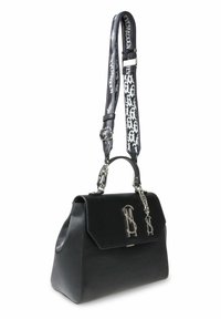 Bolso de piel negra con un diseño estructurado, que presenta un cierre con solapa, herrajes plateados y una correa de hombro desmontable con un patrón.