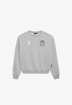 Grauer Pullover aus Baumwollmischung, mit gerippten Bündchen und Saum, versehen mit einem gestickten Wappen und der Zahl 3 auf der Vorderseite.