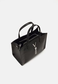 Melnas ādas somiņas ar teksturētu virsmu, divām rokturiem, sudraba rāvējslēdzēju un dekoratīvu pušķi. Iekšpusē ir plaša telpa uzglabāšanai.