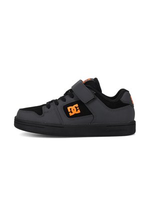 Zwarte en grijze sneaker met een gestructureerde bovenkant, vetersluiting en klittenbandsluiting. Heeft een oranje logo en een rubberen zool.
