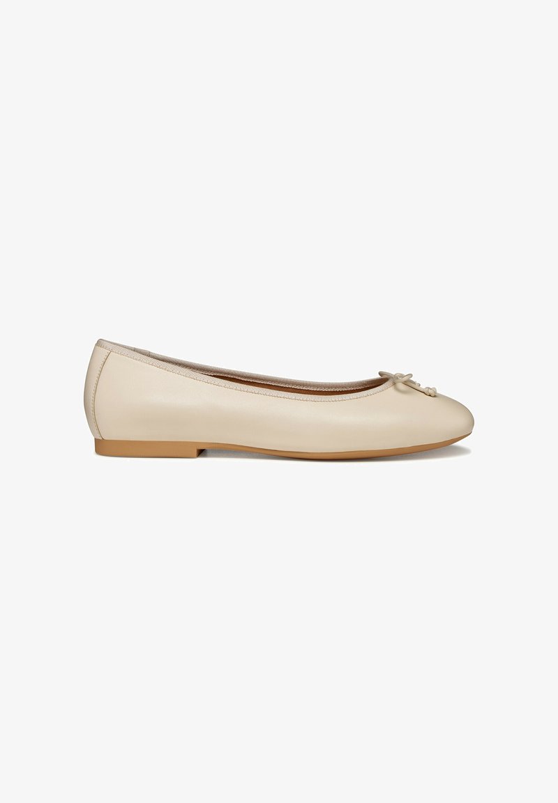 Ballerines beige en cuir lisse, avec un bout arrondi, un petit nœud décoratif à l'avant, et une semelle plate en caoutchouc.