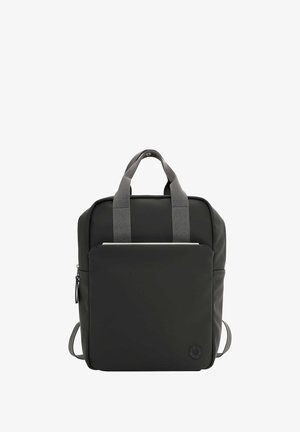 Zaino per laptop nero con spallacci grigi, texture liscia, tasca frontale con zip, logo minimale, forma rettangolare, design ergonomico per il trasporto.