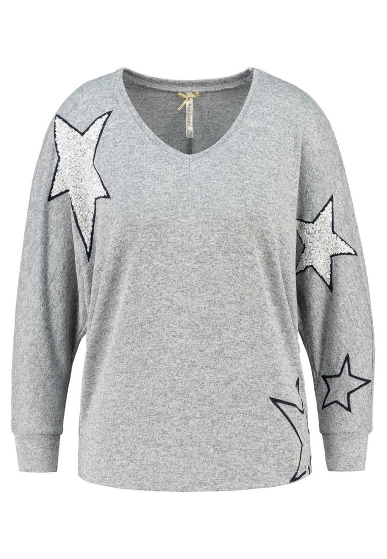 Grå långärmad V-ringad sweatshirt med tre mörkblå konturstjärnor och en texturerad paljettstjärna på vänster axel.