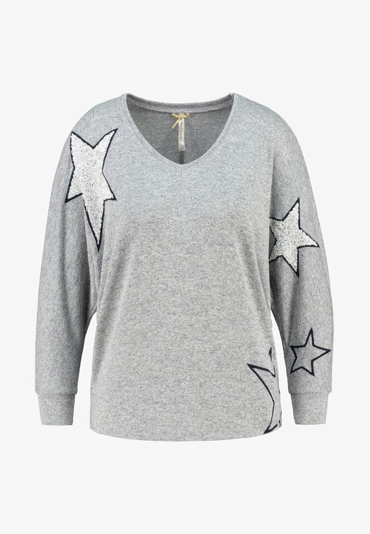 Grå långärmad V-ringad sweatshirt med tre mörkblå konturstjärnor och en texturerad paljettstjärna på vänster axel.