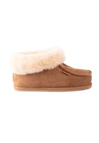 Pantofole in suede marrone con colletto in pelliccia finta color crema, caratterizzate da una punta rotonda, texture liscia e suola in gomma piatta.
