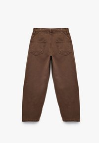 Bruine katoenen broek met een relaxte pasvorm, voorzien van twee achterzakken en een eenvoudige textuur. De tailleband is elastisch voor comfort.