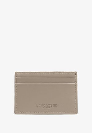 Beige leren kaarthouder met zes slots, geperste logo aan de onderkant, soepel textuur en subtiele stiksels.