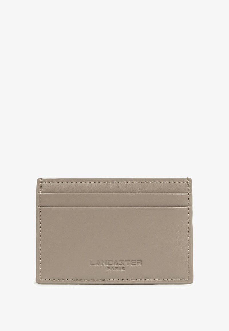 Portafoglio in pelle beige con sei scomparti, logo embossato in basso, texture morbida e dettagli di cucitura discreti.