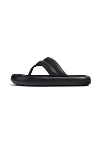 Mustat flip-flop sandaalit, joissa on kaksiraidallinen muotoilu sileästä nahasta, pehmustettu musta kumipohja ja kuvioitu pohja pidon takaamiseksi.