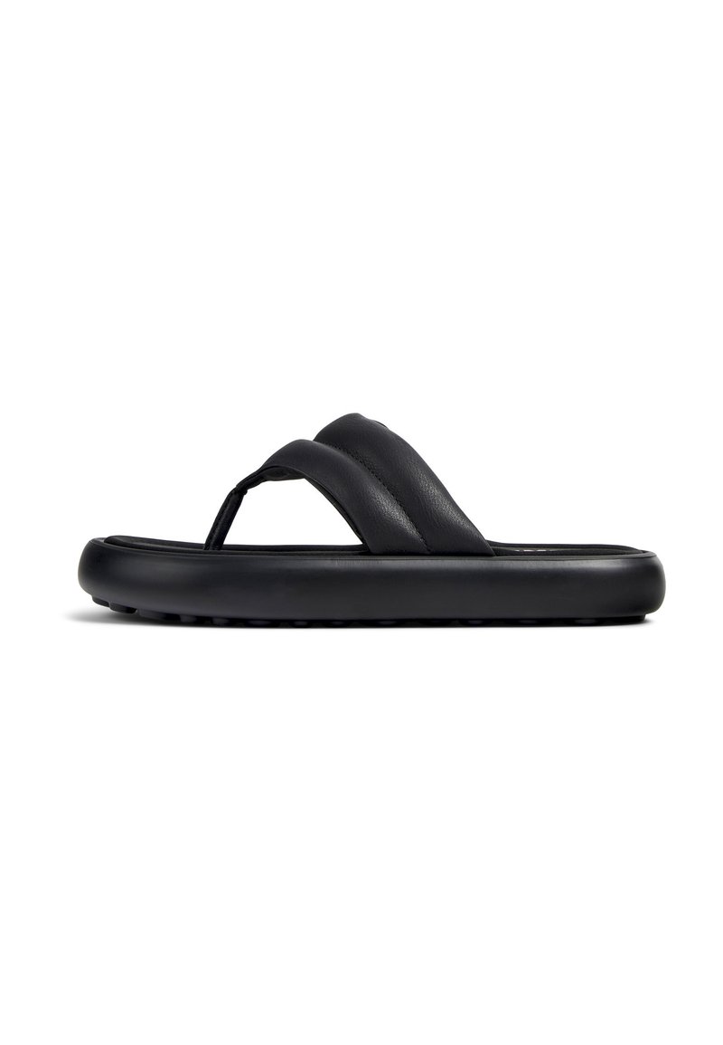 Mustat flip-flop sandaalit, joissa on kaksiraidallinen muotoilu sileästä nahasta, pehmustettu musta kumipohja ja kuvioitu pohja pidon takaamiseksi.